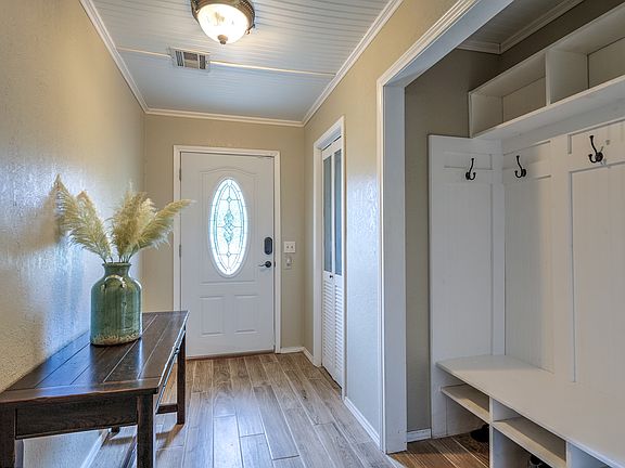 3rd image of 8839 Glenn Ln
