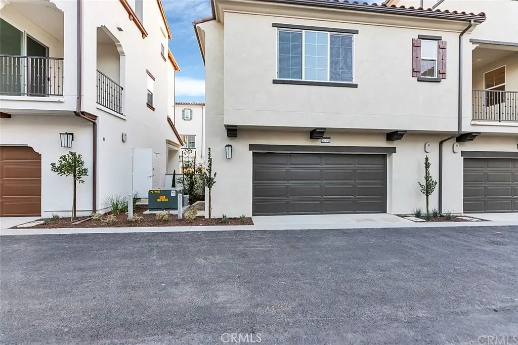 3 bed, 2.5 bath, 1448 sqft, $3,300 — Photo 2