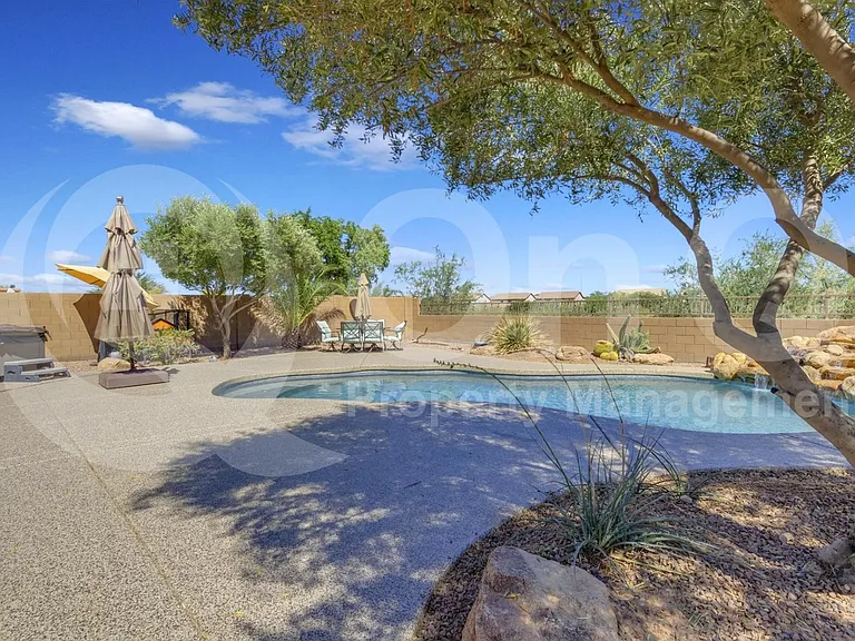 2561 N Hawthorn Dr — Photo 58