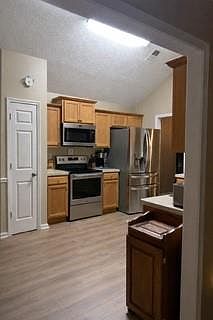 3rd image of 807 Kenwood Ln