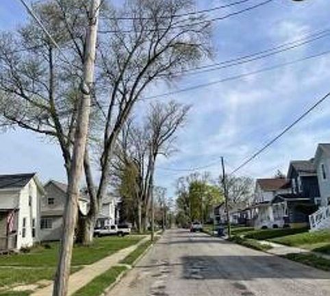 Exterior Neighborhood (street photo)