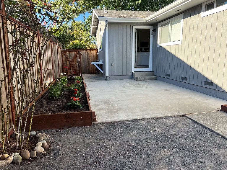 1827 Holiday St — Photo 26