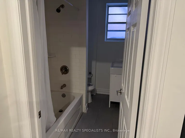450 Bathurst St #1 — Photo 12