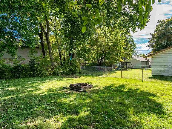 4th image of 1819 Latham St