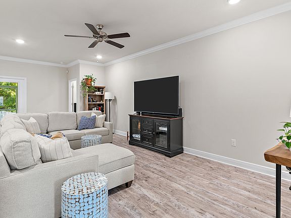 5th image of 164 Stonegate Cir