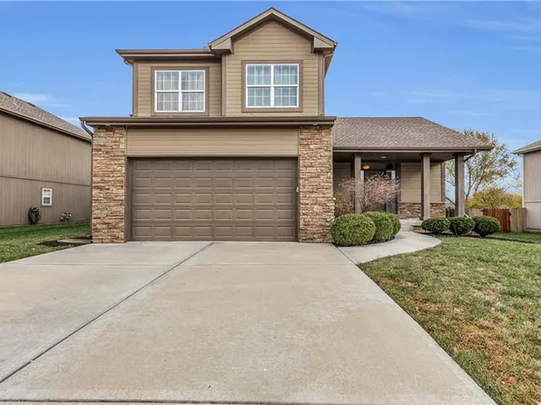 1724 NE Nine Oaks Dr, Lees Summit, MO 64086