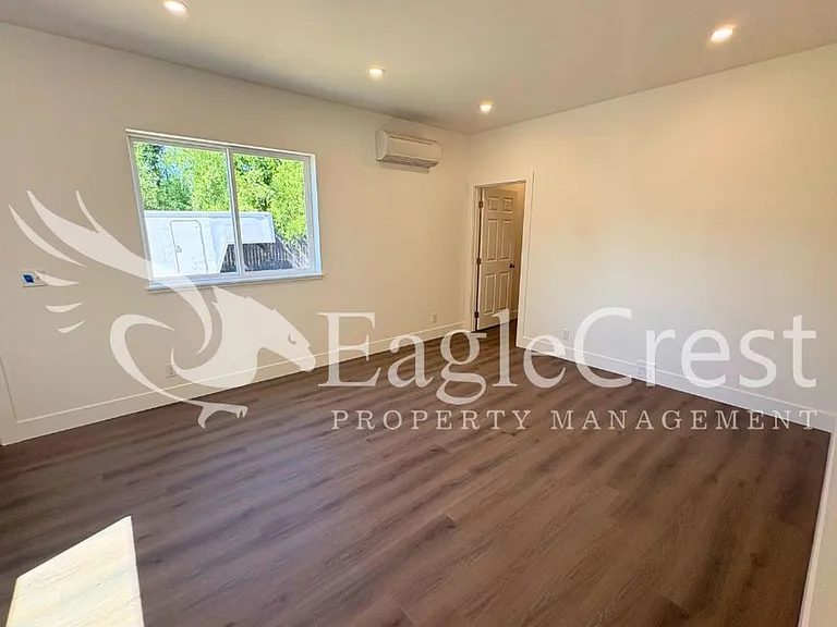 420 Ankeny St — Photo 13