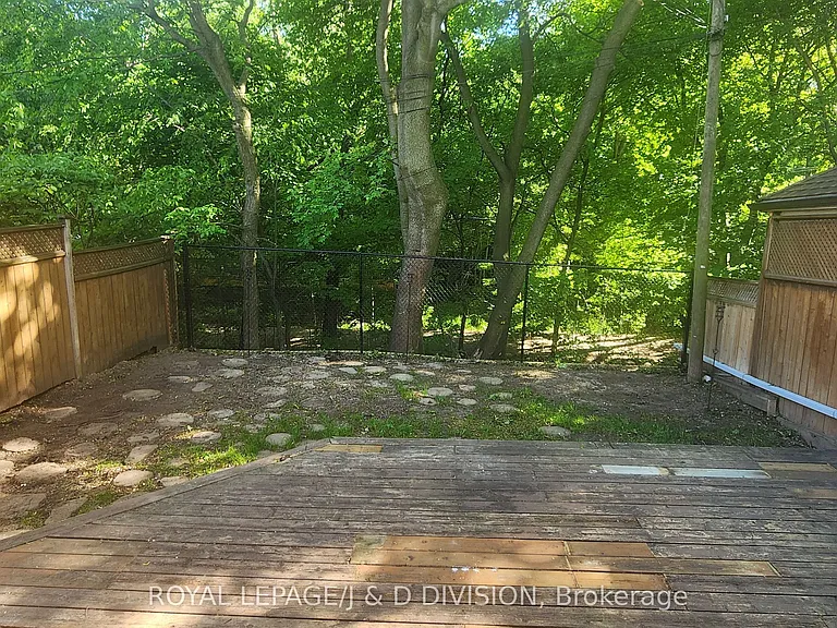 311 Chaplin Cres — Photo 16