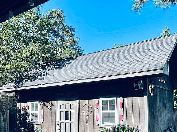 4th image of 909 Fairfield Ave