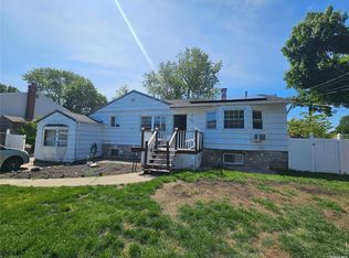 44 Juniper St, Central Islip, NY 11722