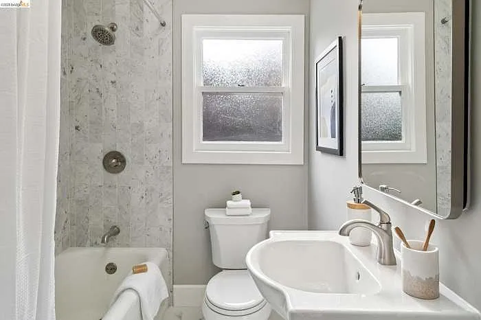 741 Grosvenor Pl — Photo 11