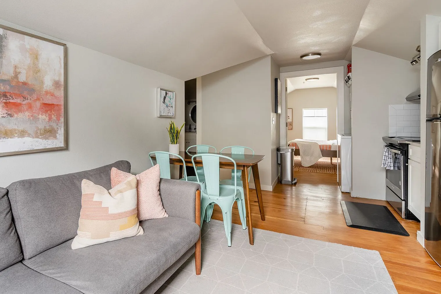 2 bed, 1.0 bath, 592 sqft, $3,528 — Photo 1