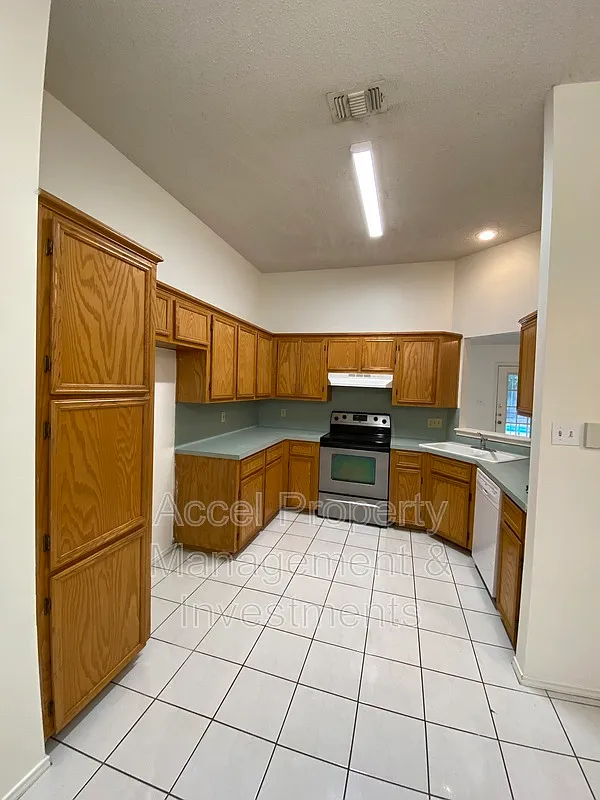 3 bed, 2.0 bath, 1485 sqft, $1,400 — Photo 3