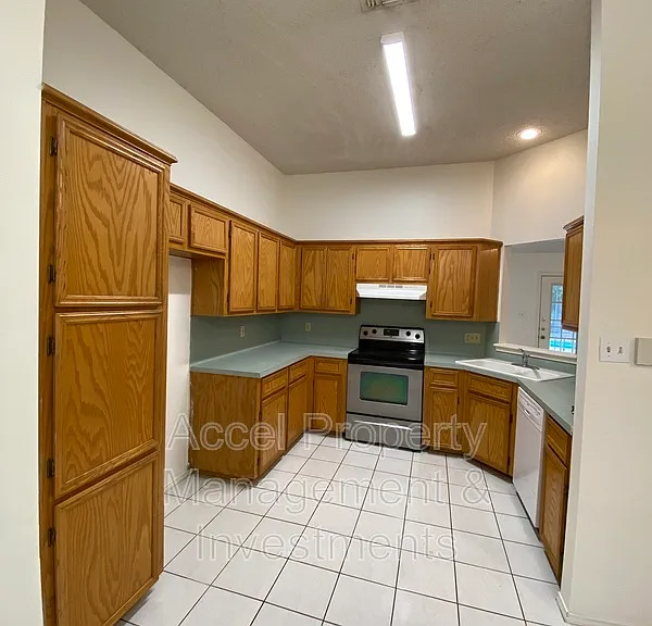 6617 N 40th St — Photo 3