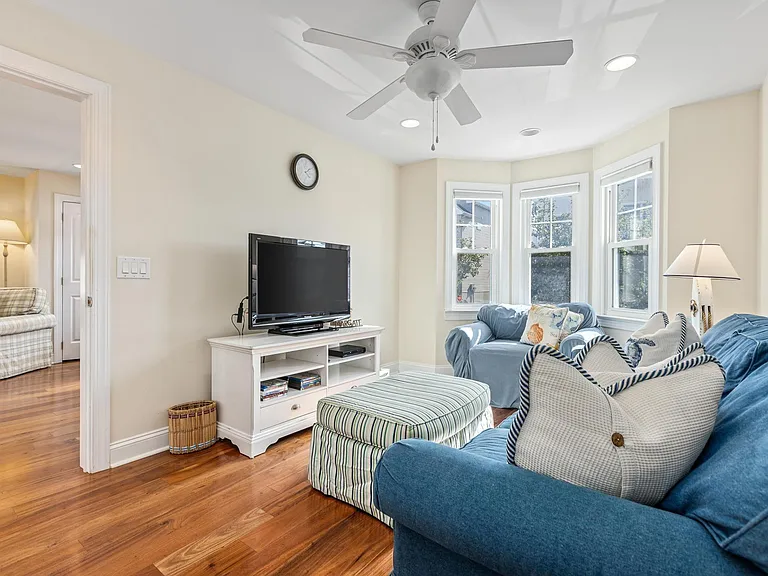 29 N Iroquois Ave #5/21-6/27 — Photo 14