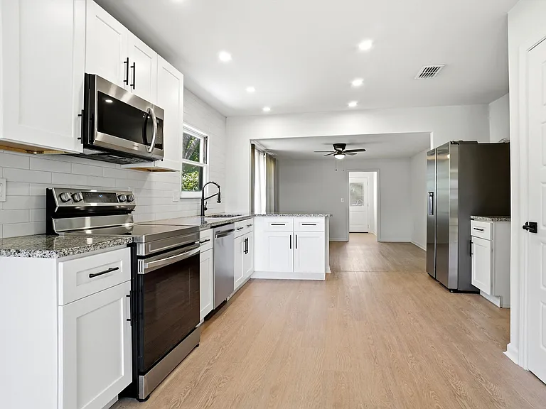 209 Westfork Dr — Photo 2