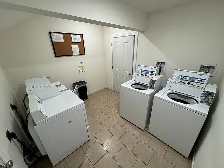 1047 Broadway - Modern Two Bedroom Apartments — Photo 18