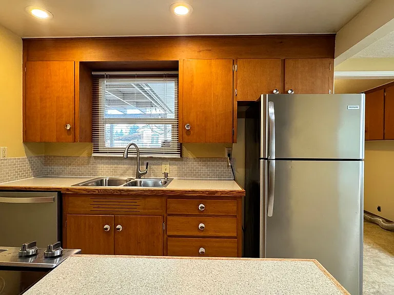 702 S 20th Ave — Photo 8