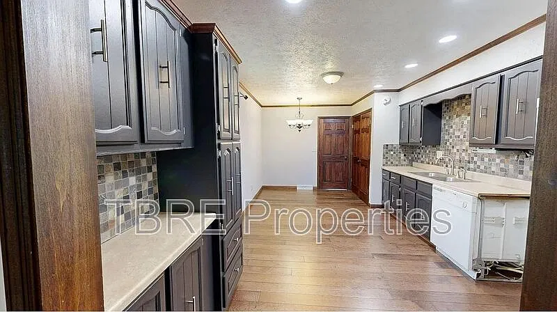 3 bed, 1.0 bath, 1050 sqft, $1,550 — Photo 4