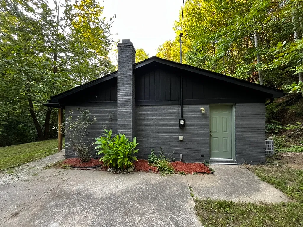 3 bed, $1,400 — Photo 2