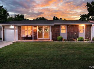 3027 Luxury Dr, Florissant, MO 63031