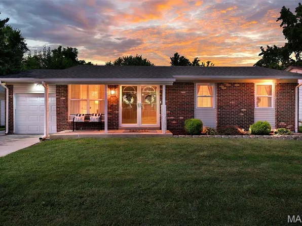 3027 Luxury Dr, Florissant, MO 63031