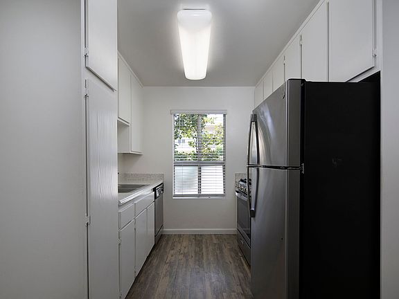 4th image of 1072 E Madison Ave E #19