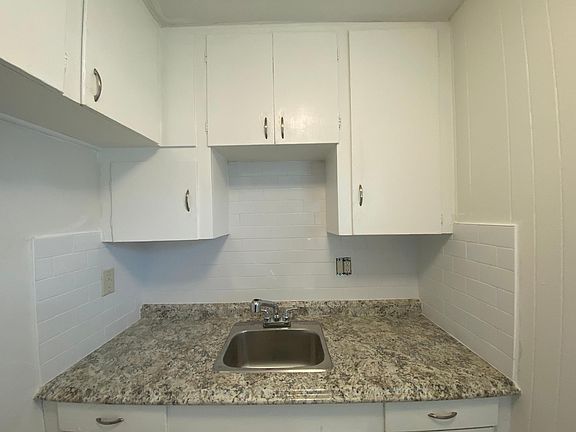 3rd image of 1301 NE Madison Cir N #3