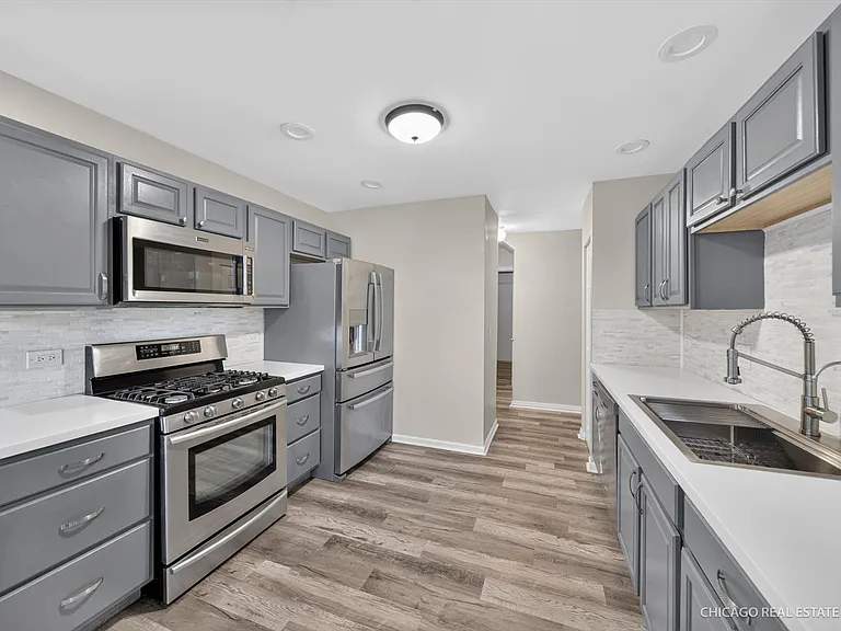 152 Brittany Dr — Photo 3