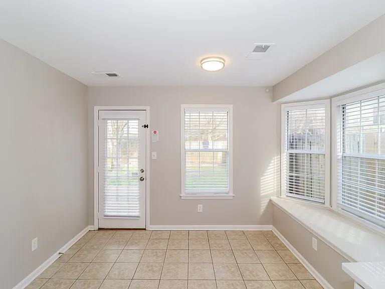 2268 Lake Hill Ct — Photo 6