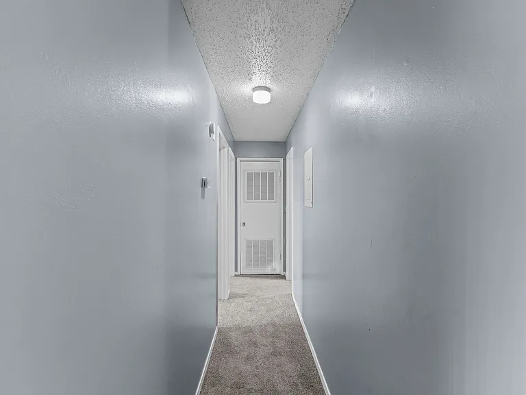 Creekside Apartments — Photo 32