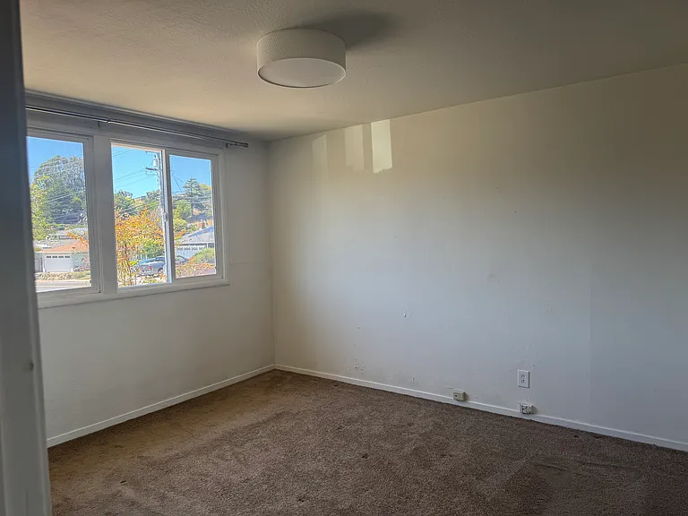 904 Crespi Dr — Photo 5