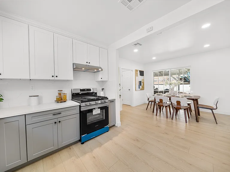 2035 Las Colinas Ave — Photo 25