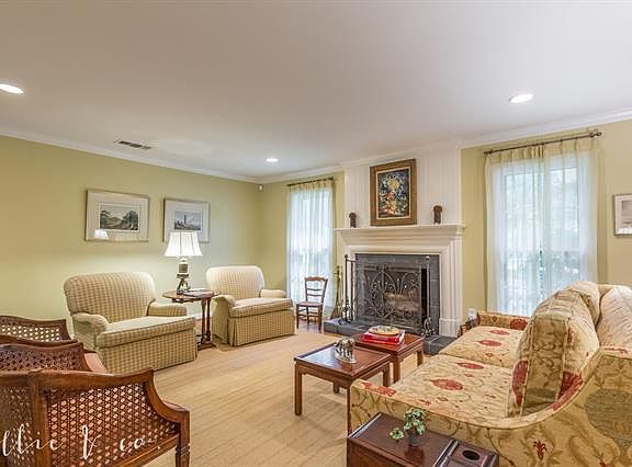 4th image of 1382 Elmwood Dr