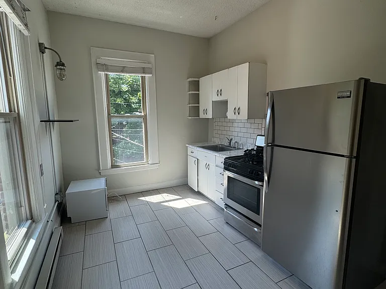 599 Oak St #8 — Photo 5