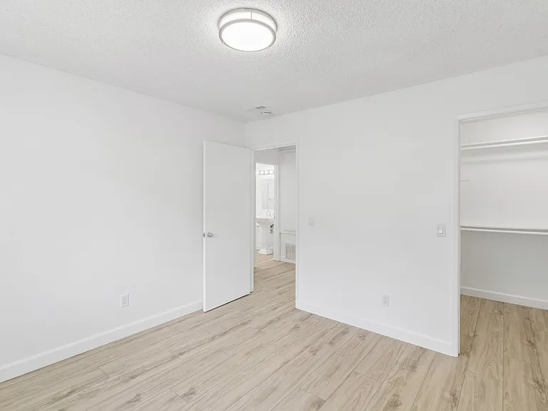 Escondido Villas — Photo 16