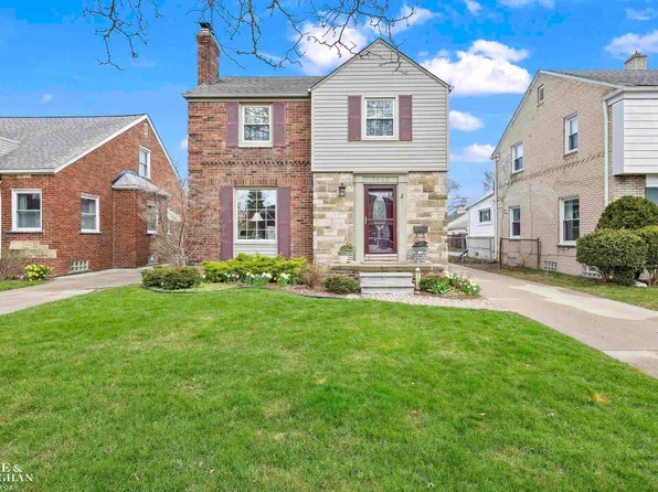 1882 Hunt Club Dr, Grosse Pointe Woods, MI 48236