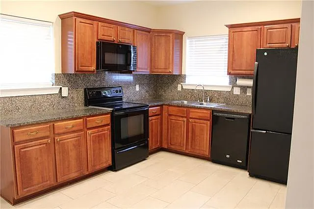 3 bed, 2.5 bath, 1600 sqft, $1,975 — Photo 3
