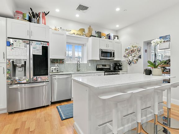 4th image of 100R Webster St