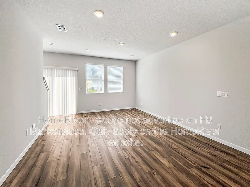 3 bed, 2.5 bath, 1429 sqft, $1,875 — Photo 2