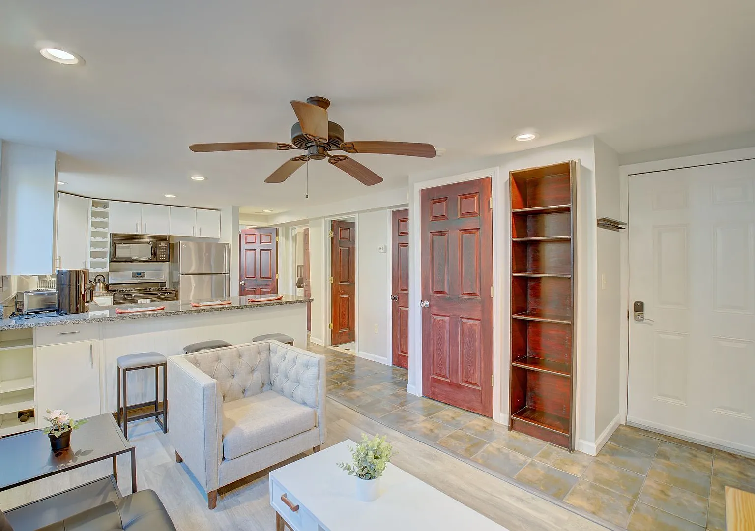 Charming & Sunny Building in East Rock! — Photo 2