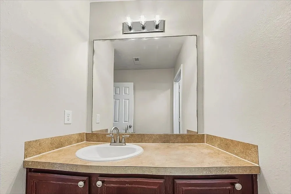3 bed, 2.5 bath, 1645 sqft, $2,025 — Photo 4