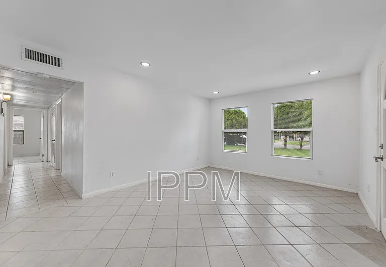 717 E Jim Hogg Ave — Photo 14