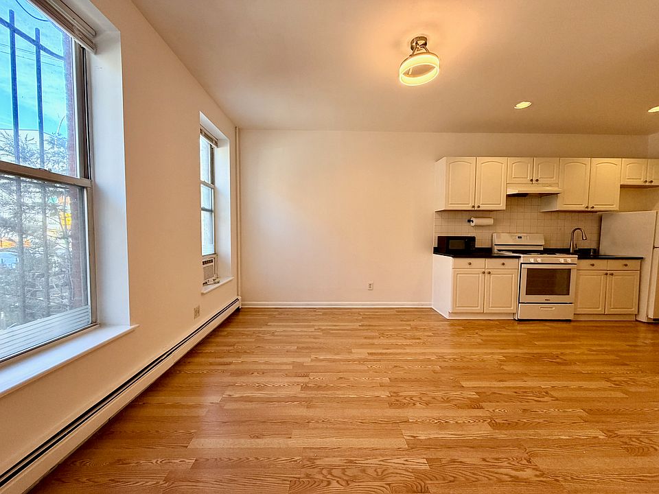 1st image of 229 Berry St #1