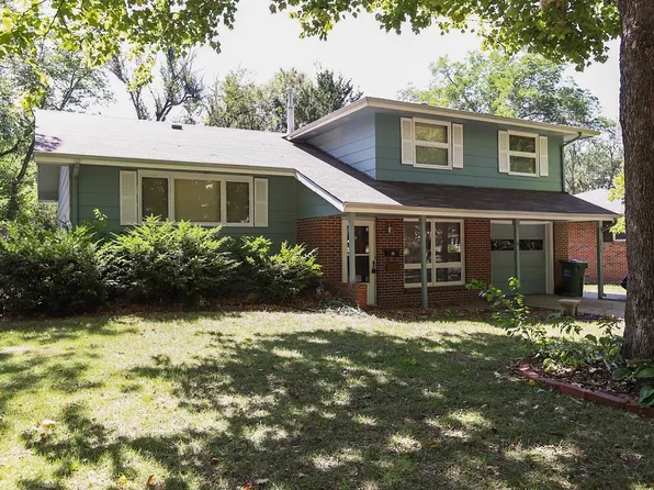 2815 Oregon Ln, Manhattan, KS 66502