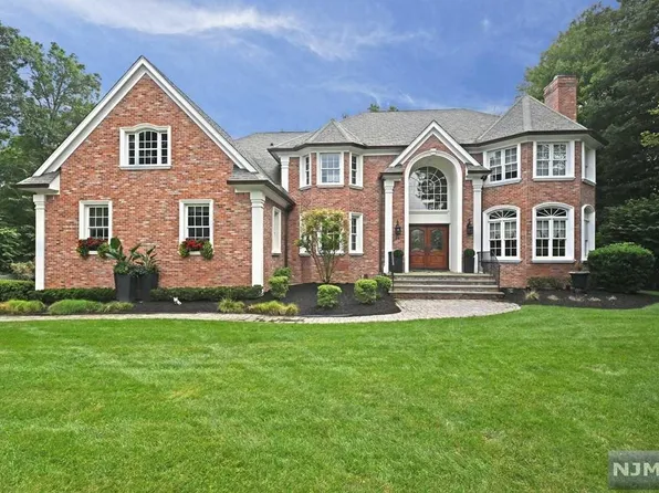 20 Woodcrest Ct, Mahwah, NJ 07430