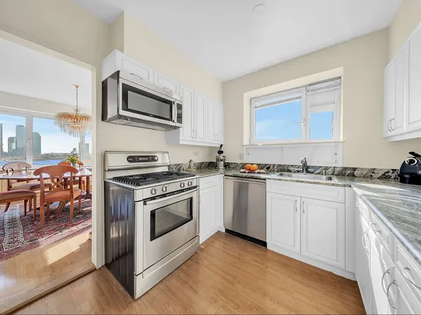 45 Sutton Place South image 4 of 18