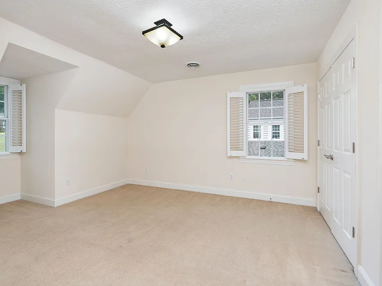 205 College Cir — Photo 32