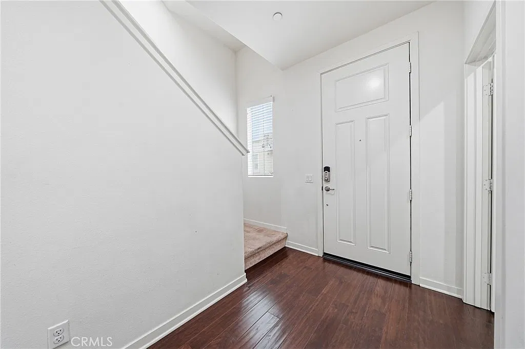 3 bed, 3.5 bath, 1696 sqft, $3,800 — Photo 4