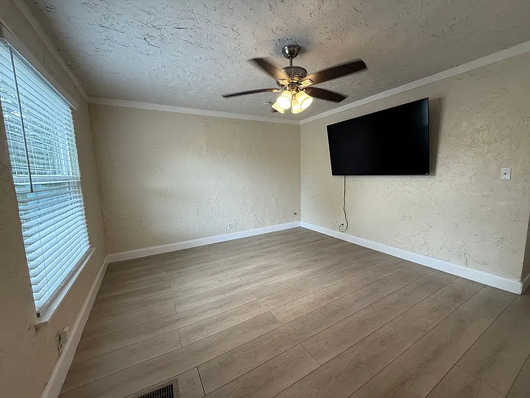 3833 Iris St N — Photo 3